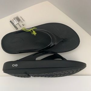 New Oofos size 9 black patent style with tags.